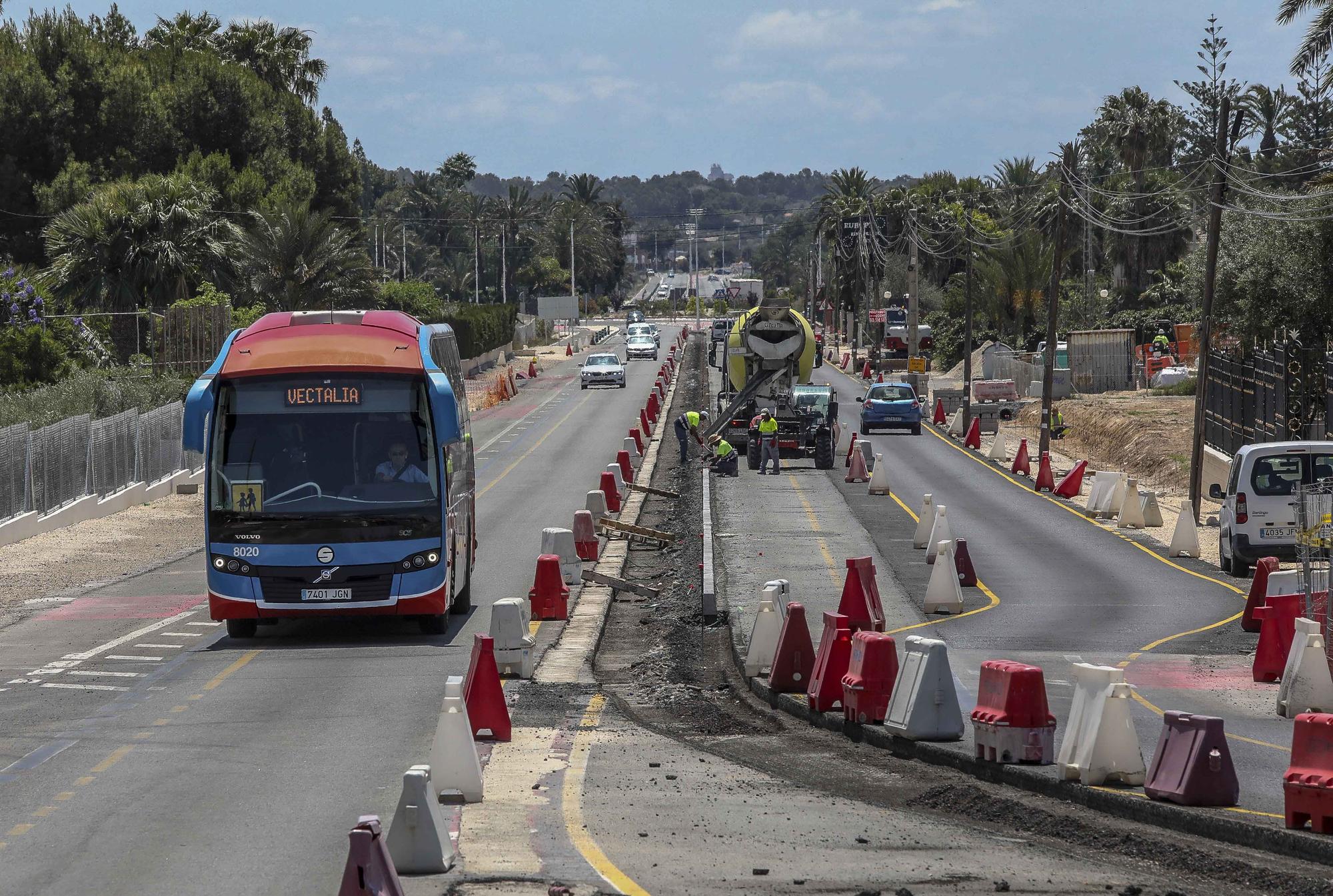 Las obras en el vial entre Elche y Santa Pola aceleran con la extension de la mediana y dos nuevas rotondas