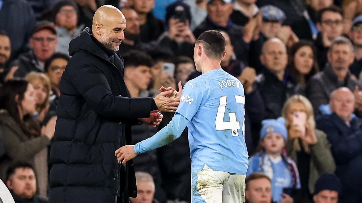 Pep Guardiola junto a Phil Foden, canterano del Manchester City