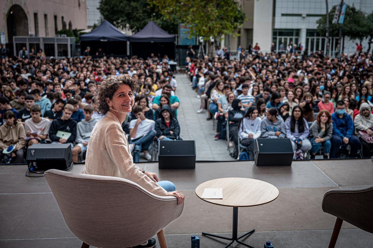 Encuentro entre la filósofa Marina Garcés y varios grupos de secundaria, en el marco de la Bienal de Pensamiento