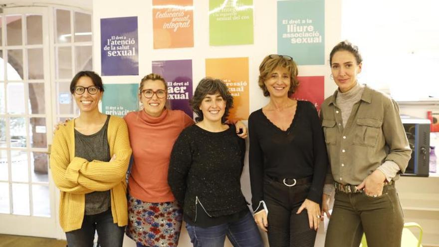 4 Part de l’equip del Centre Jove de Salut. D’esquerra a dreta, l’administrativa, Laia Martín; la psicòloga, Txell Perich; la llevadora, Marta Hernández; la responsable del centre, Carme Fornells; i la ginecòloga, Raquell Tulleuda. Falta el psicòleg, Sergi Garcia.F  | ANIOL RESCLOSA