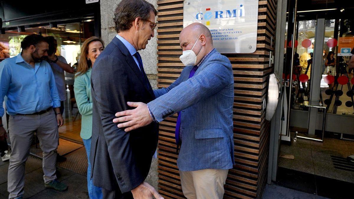 Alberto Núñez Feijóo saluda Luis Cayo Pérez Bueno presidente de del Comité Español de Representantes de Personas con Discapacidad.