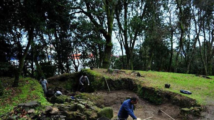 Primera intervención en el yacimiento arqueológico. // Iñaki Abella