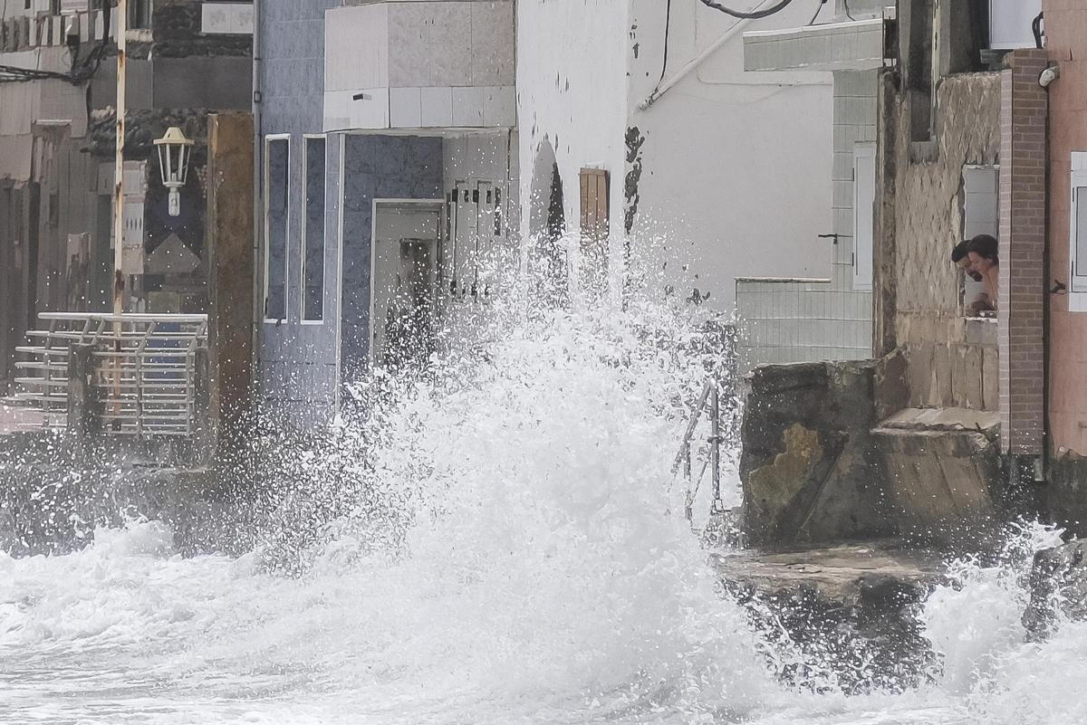 Una ola, esta mañana, golpea las fachadas de viviendas en Ojos de Garza