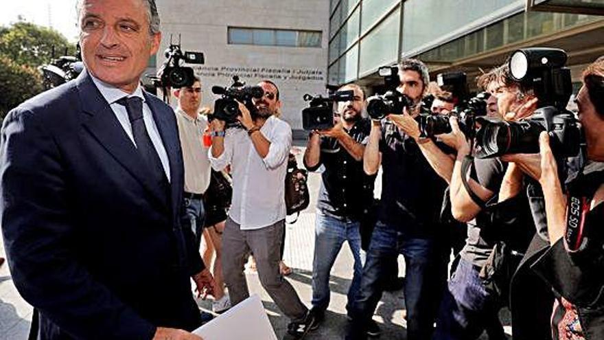 El expresidente de la Generalitat Francisco Camps, tras declarar ante el juez hace unos meses.