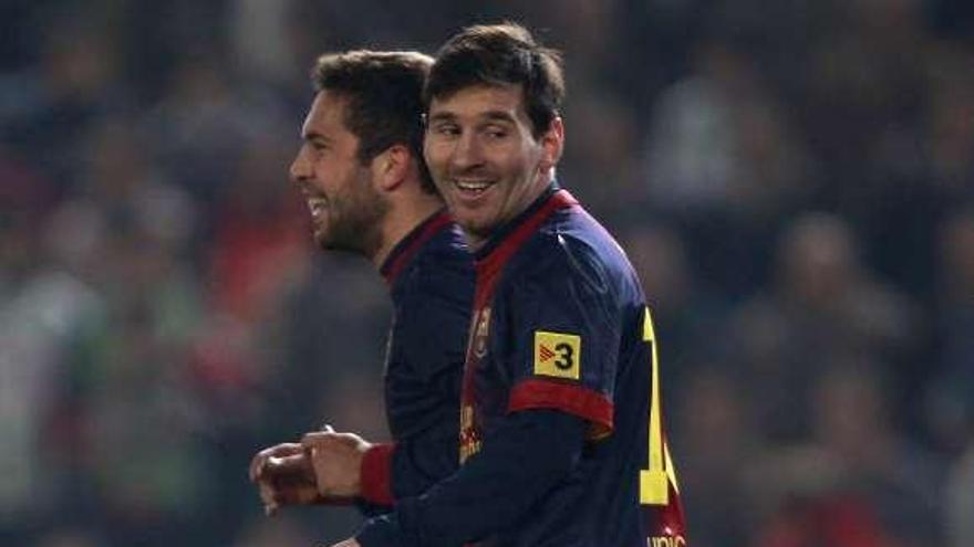 Messi sonríe tras marcar uno de los goles ayer. // Efe
