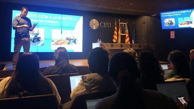 Juan Carlos Galiana, durante su intervención en la que habló de robótica. | INFORMACIÓN