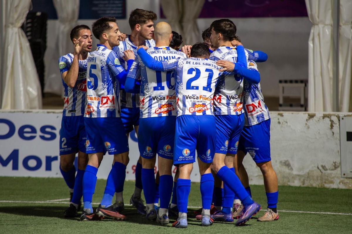 Celebración de uno de los goles de esta temporada en el campo de fútbol Enrique Miralles