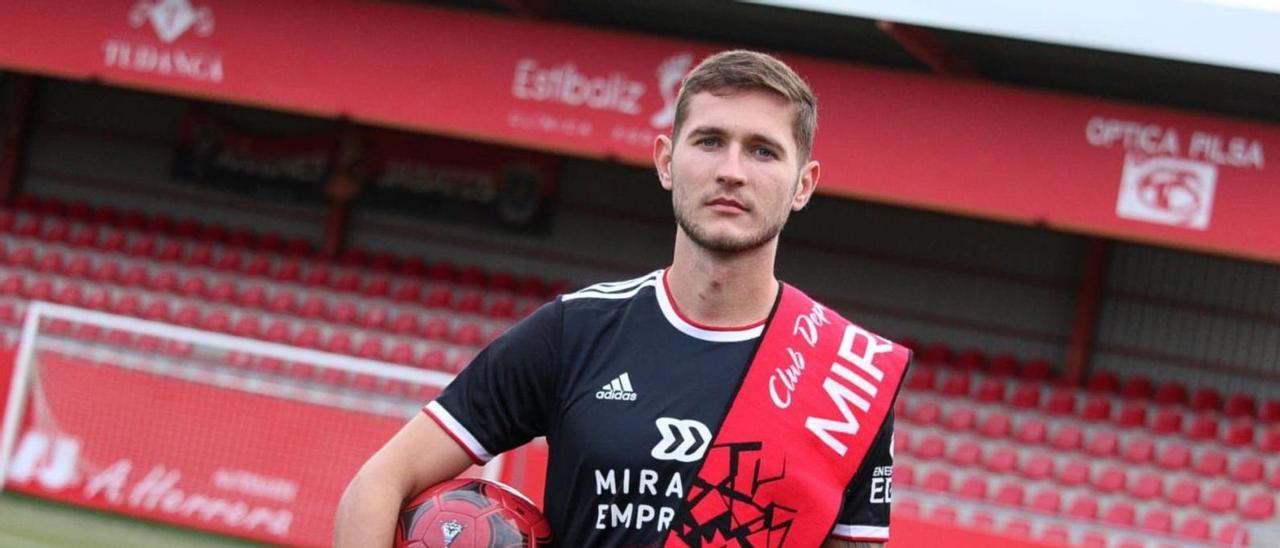 Jorge Sáenz, con la camiseta de su nuevo club, el Mirandés.