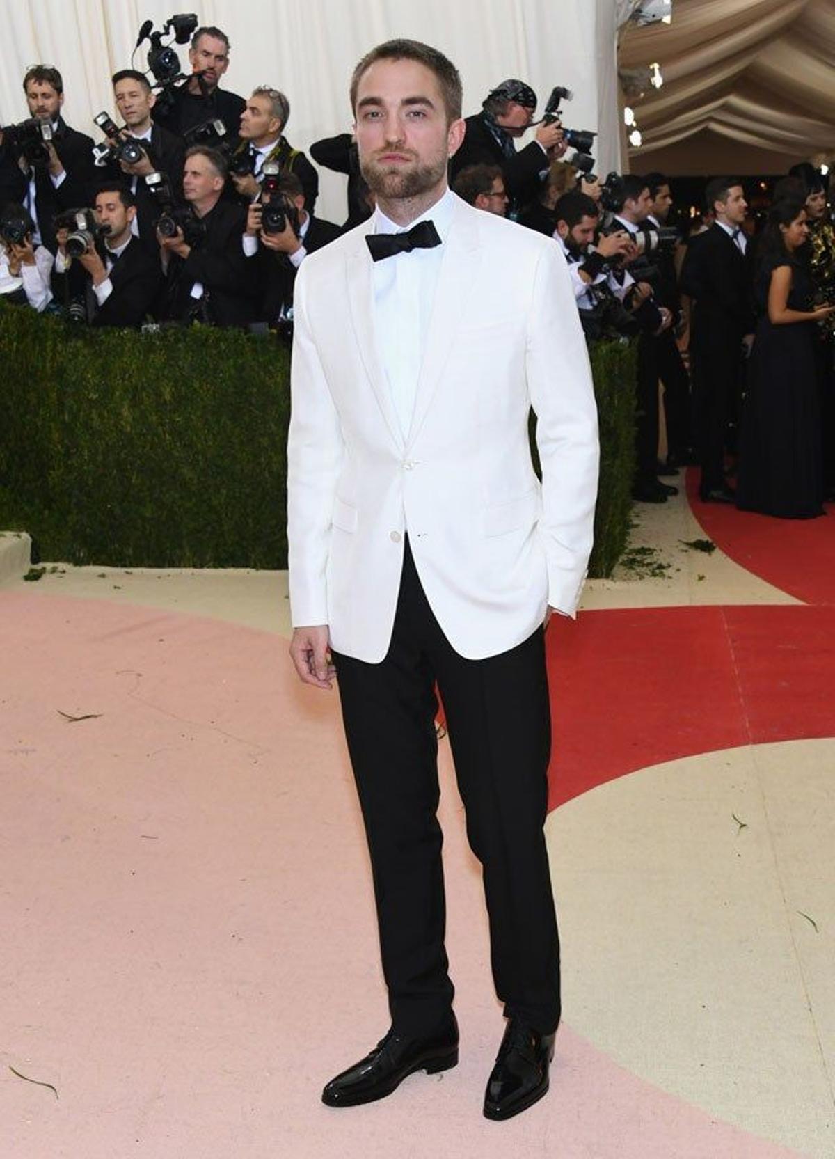 Robert Pattinson, en la alfombra roja de la gala Met 2016.