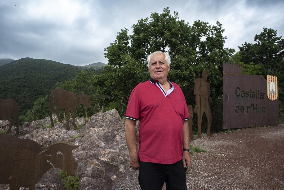 Salvador Juncà, alcalde de Castellar de n'Hug, al costat de la nova escultura d'entrada al poble