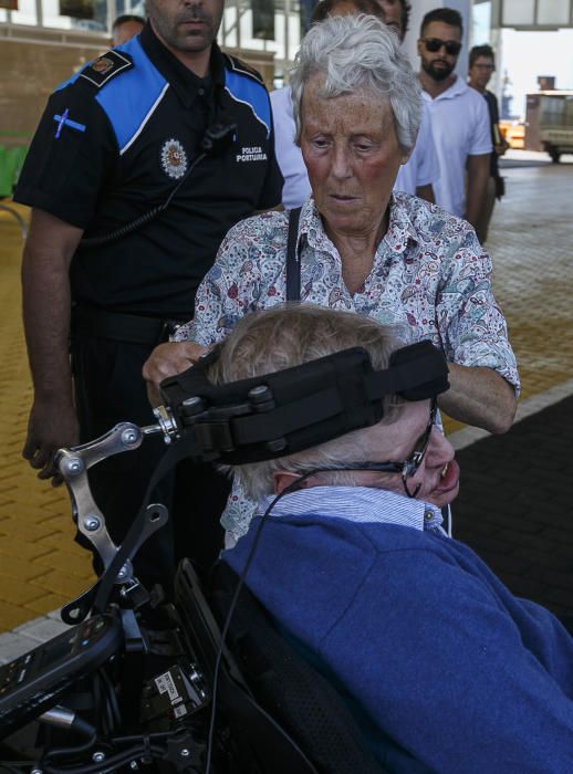 12/06/2016 CULTURA CIENCIA Llegada del físico Stephen Hawking al muelle de santa cruz en el crucero Britannia y  recibo por representantes del cabildo  puertos de tenerife y cámara de comercio para pasar un descanso en la isla y participar en el homenaje de STARMUS