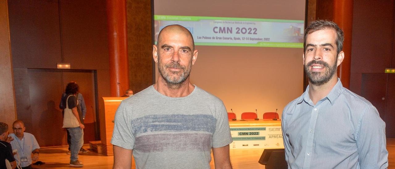 José María Escobar (izquierda) y Ángel Ramos en el Congreso de Métodos Numéricos en Ingeniería.