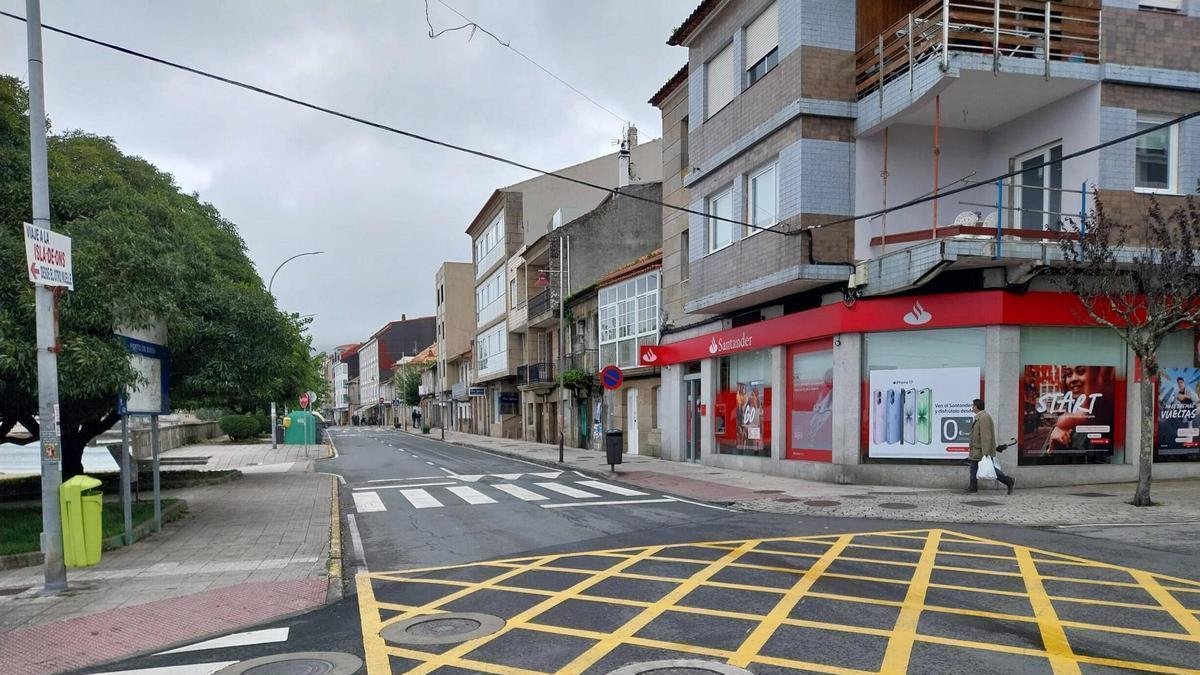 Tramo de la calle Montero Ríos, en el centro de Bueu.