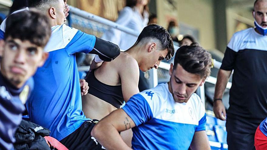 Varios suplentes del Hércules se cambian en la grada.