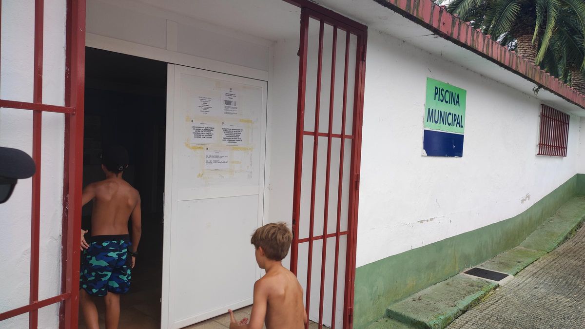 Dos niños entrando a la piscina municipal el pasado verano.
