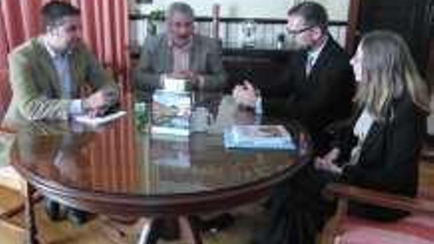 El consulado británico pregunta al alcalde Guillén por la gestión urbanística