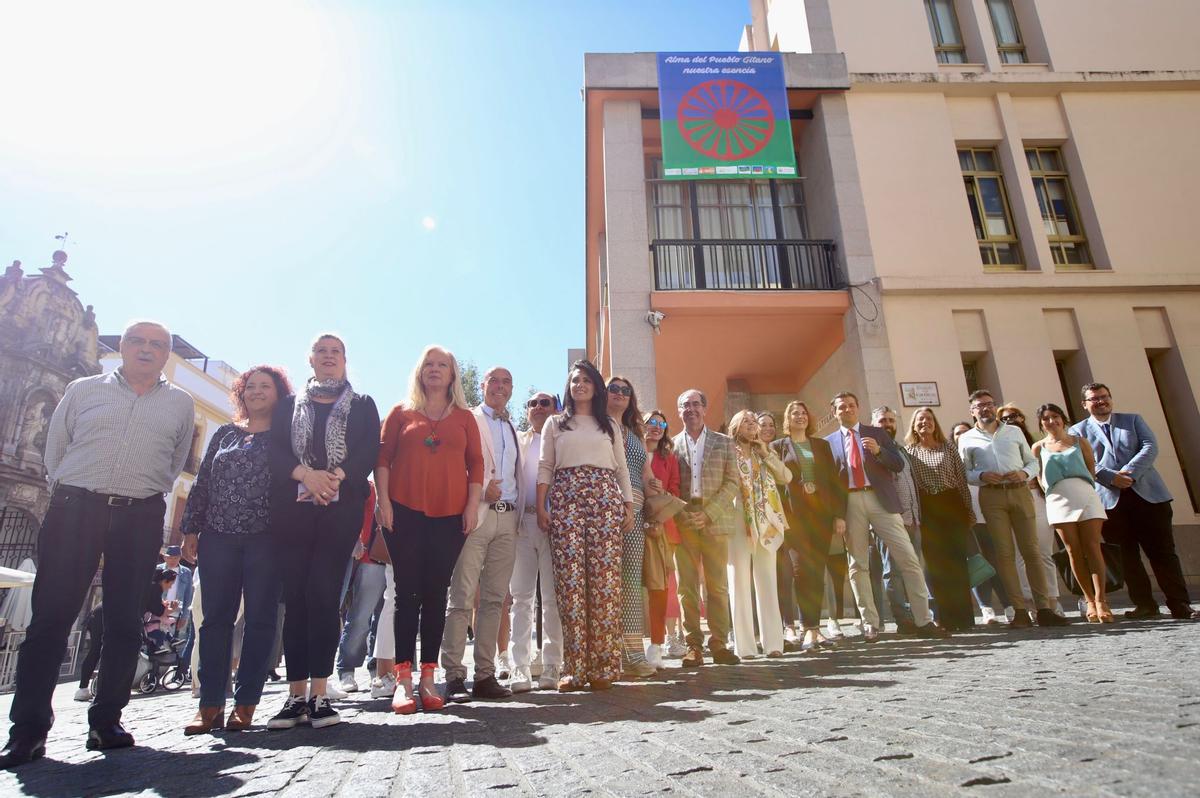 Izada de bandera gitana en lateral del Ayuntamiento de Córdoba.