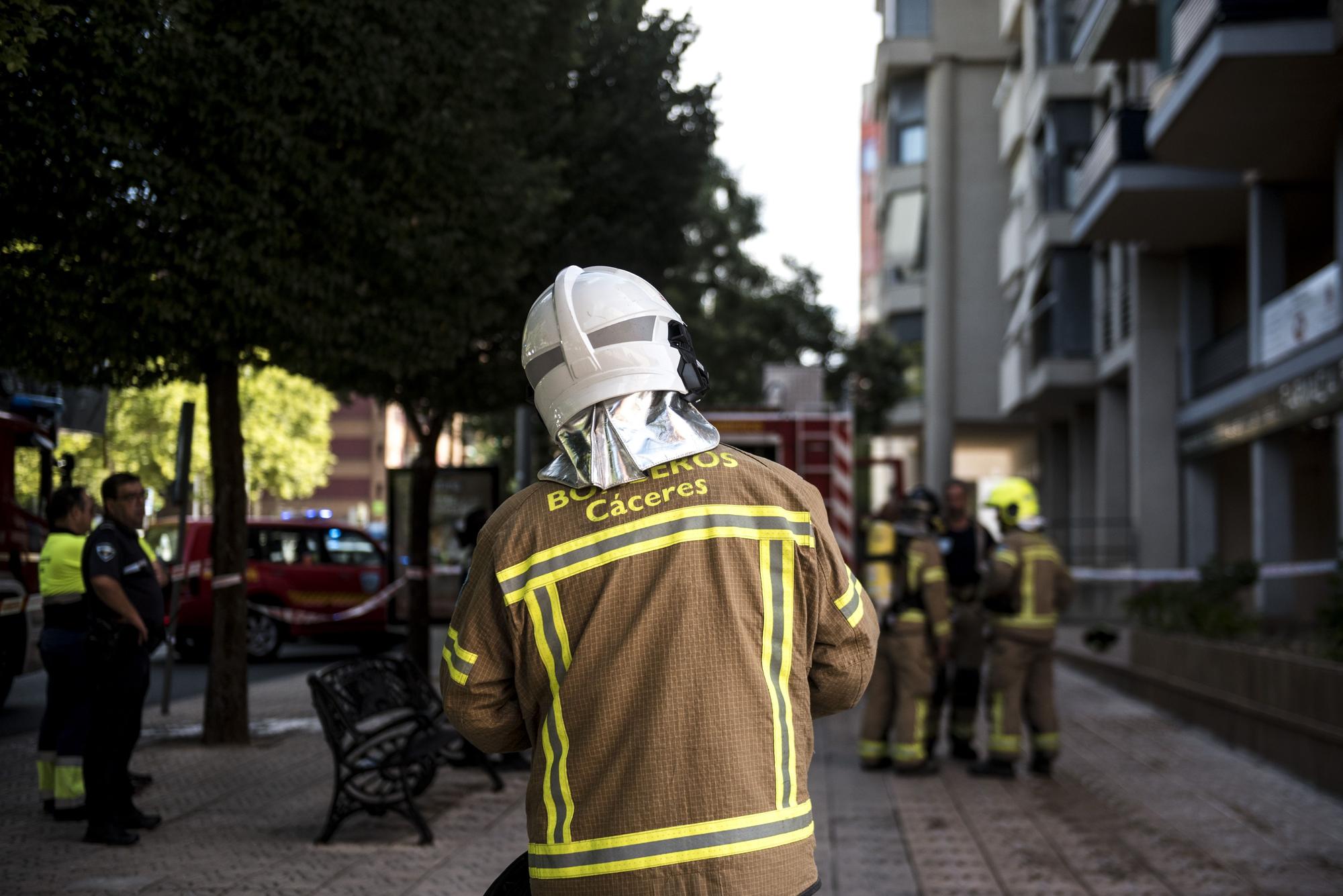 Aparatoso incendio en la avenida de Alemania en Cáceres