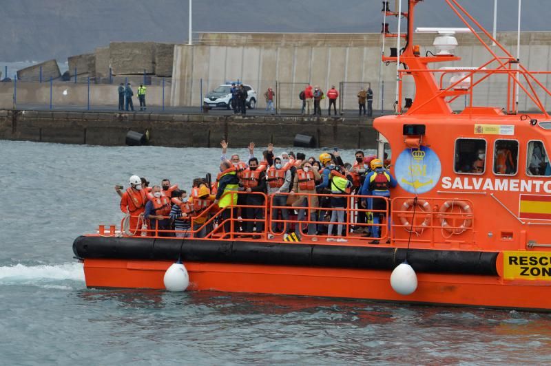 Traslado a puerto de los pasajeros del ferry encallado en Agaete