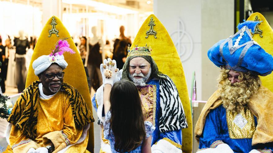Los Reyes Magos llenan de ilusión el Centro Comercial Las Arenas