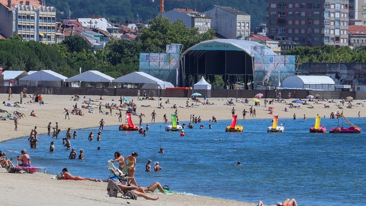 Bañistas en la playa de A Concha-Compostela, ayer.
