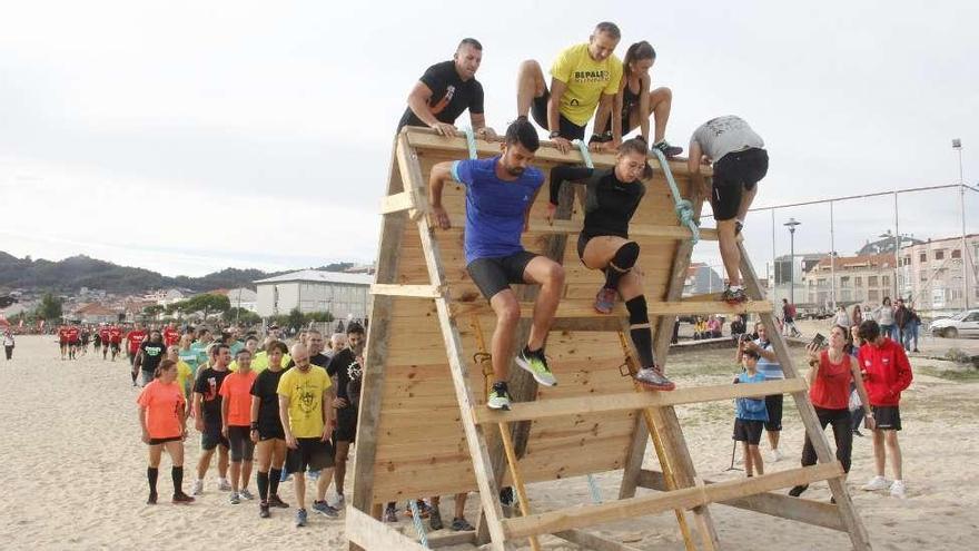 Participantes saltando uno de los obstáculos puestos en Rodeira. // Santos Álvarez