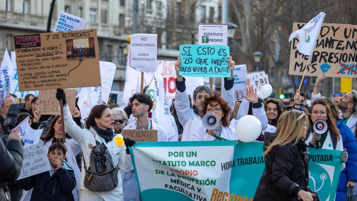 Los médicos recorren Zaragoza en el último día de huelga : Estoy en el sector privado porque en el público me era imposible conciliar