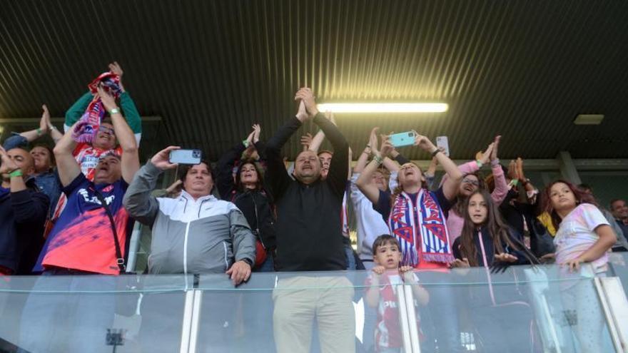 Un grupo de aficionados del Atlético celebra el triunfo en A Senra.
