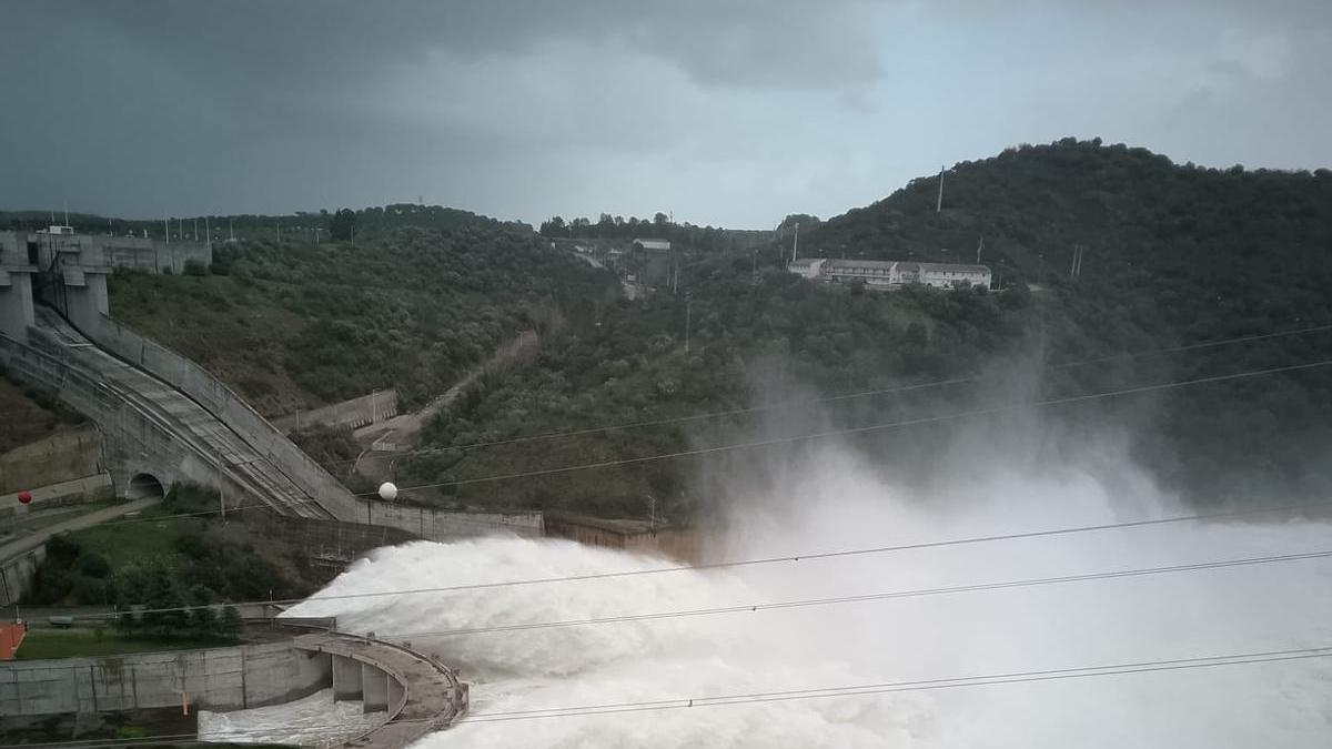 La presa de Alqueva, desembalsando hace dos semanas.