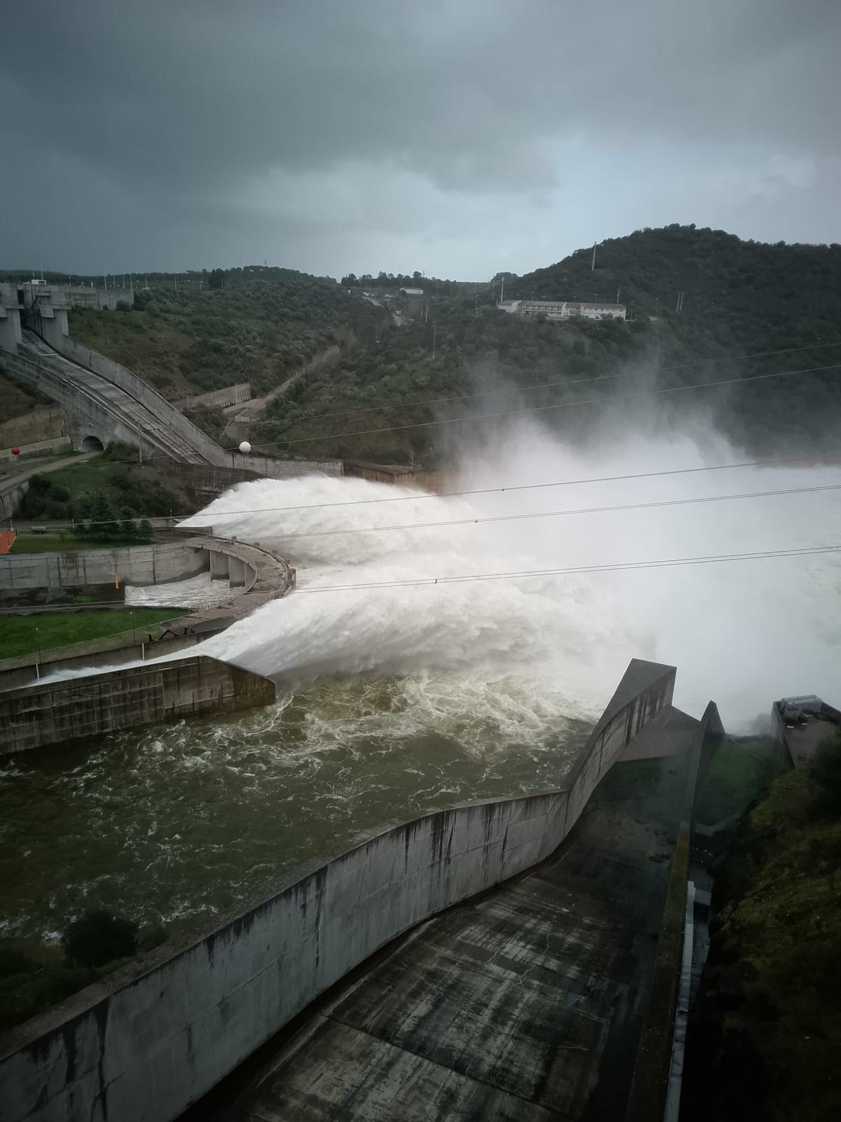 La presa de Alqueva, desembalsando hace dos semanas.