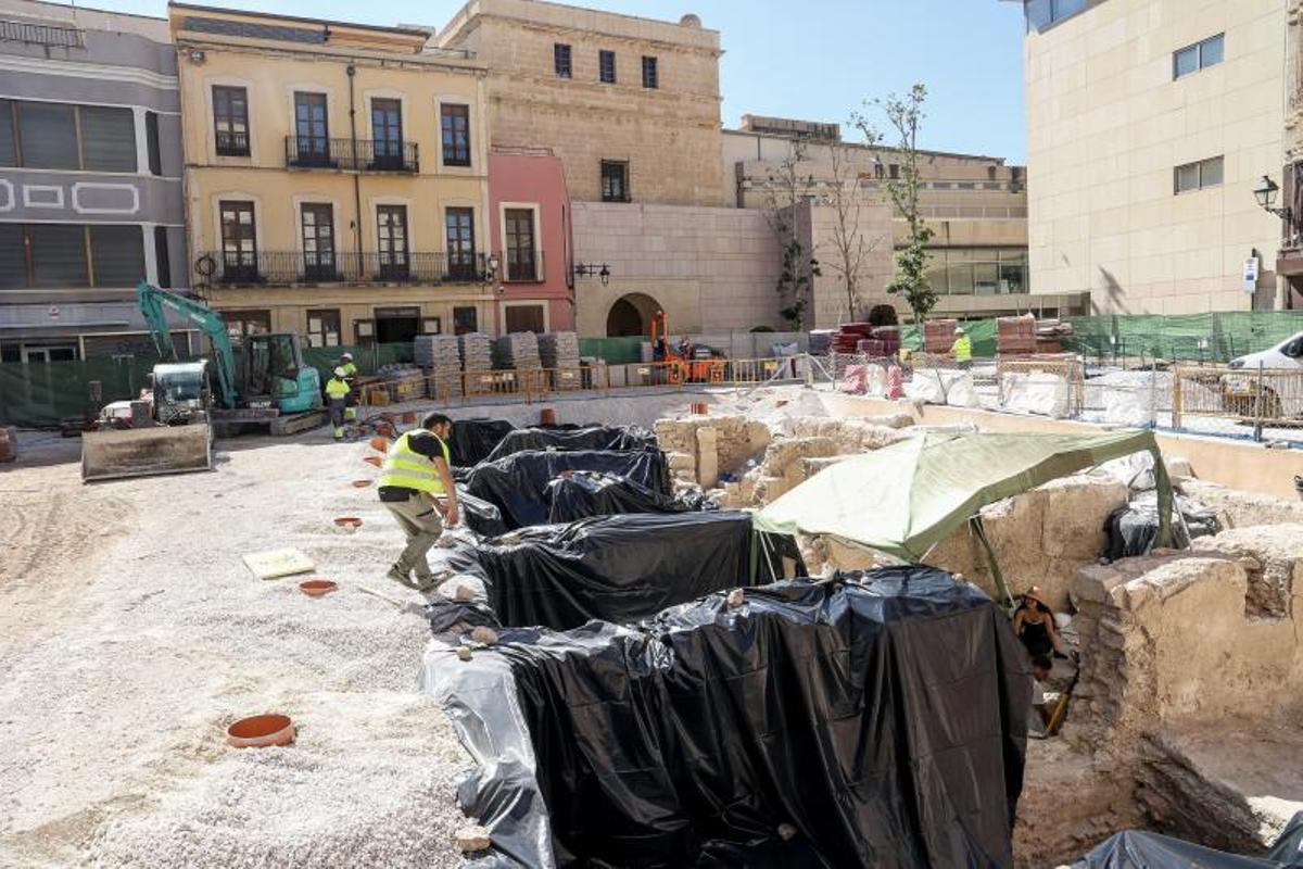 Trabajos en los Baños Árabes, donde ya han comenzado las labores de instalación de micropilotes para el futuro museo.