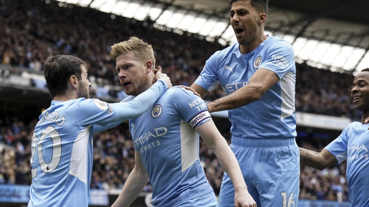 De Bruyne y Bernardo Silva celebran un gol con el Manchester City