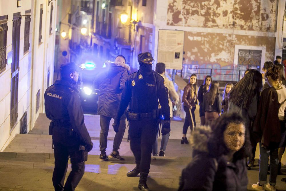 Cinco detenidos y 32 denunciados en una redada en el Barrio de Alicante contra los robos y el consumo de drogas.