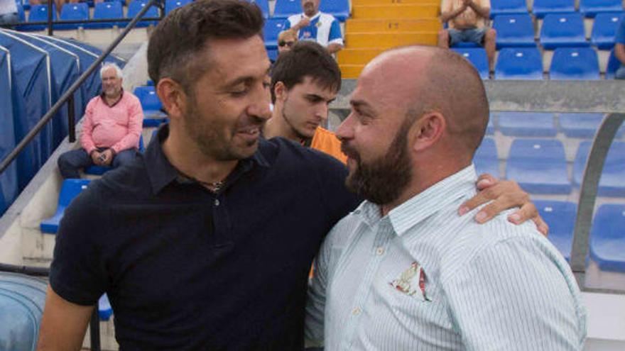 El entrenador herculano saludando a su homólogo en el Badalona, Manolo González.