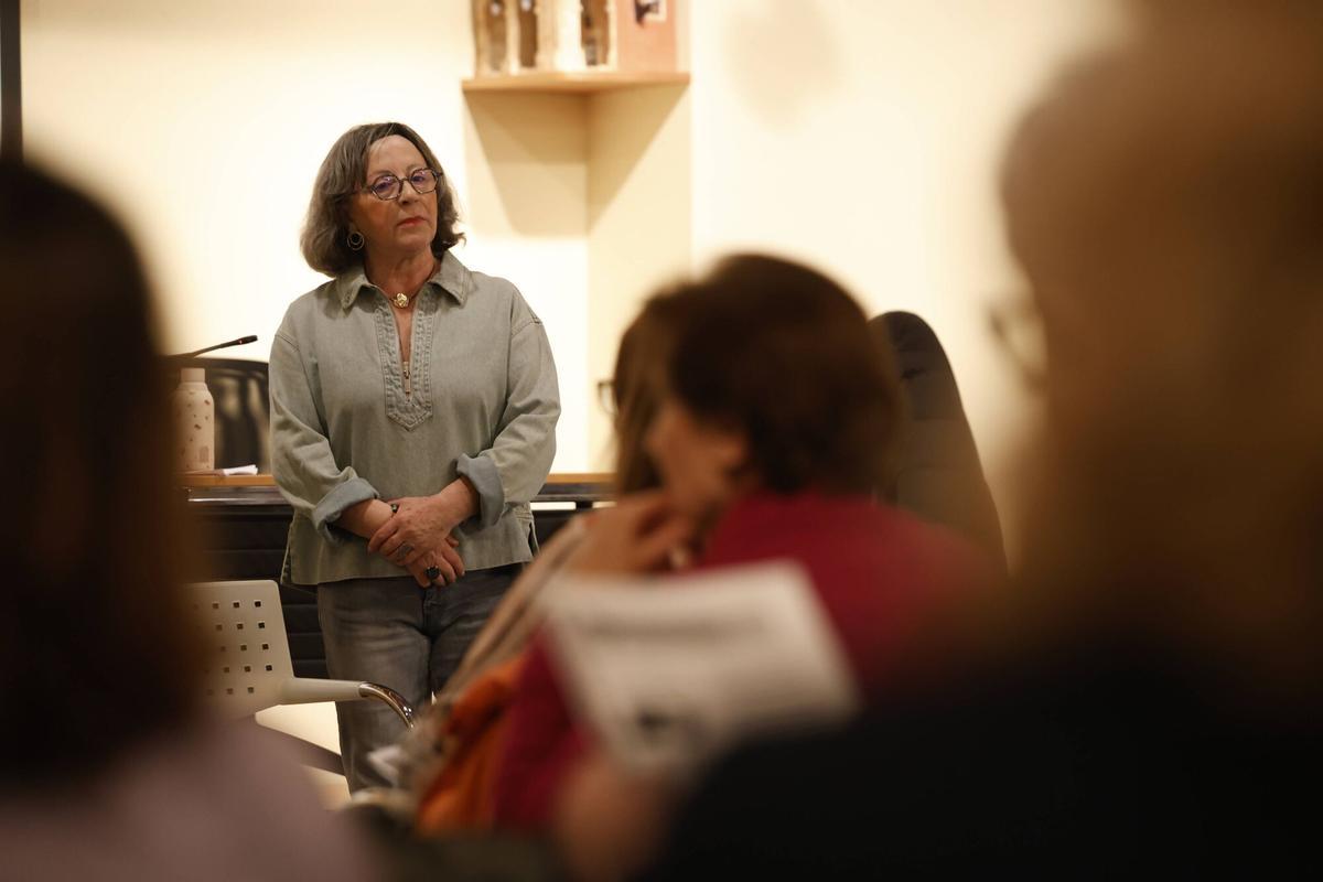 Avilés. Valdecarzana. Reunión del club de lectura Una habitación propia. Reportaje sobre el traslado del club a Valdecarzana por el aumento de participantes