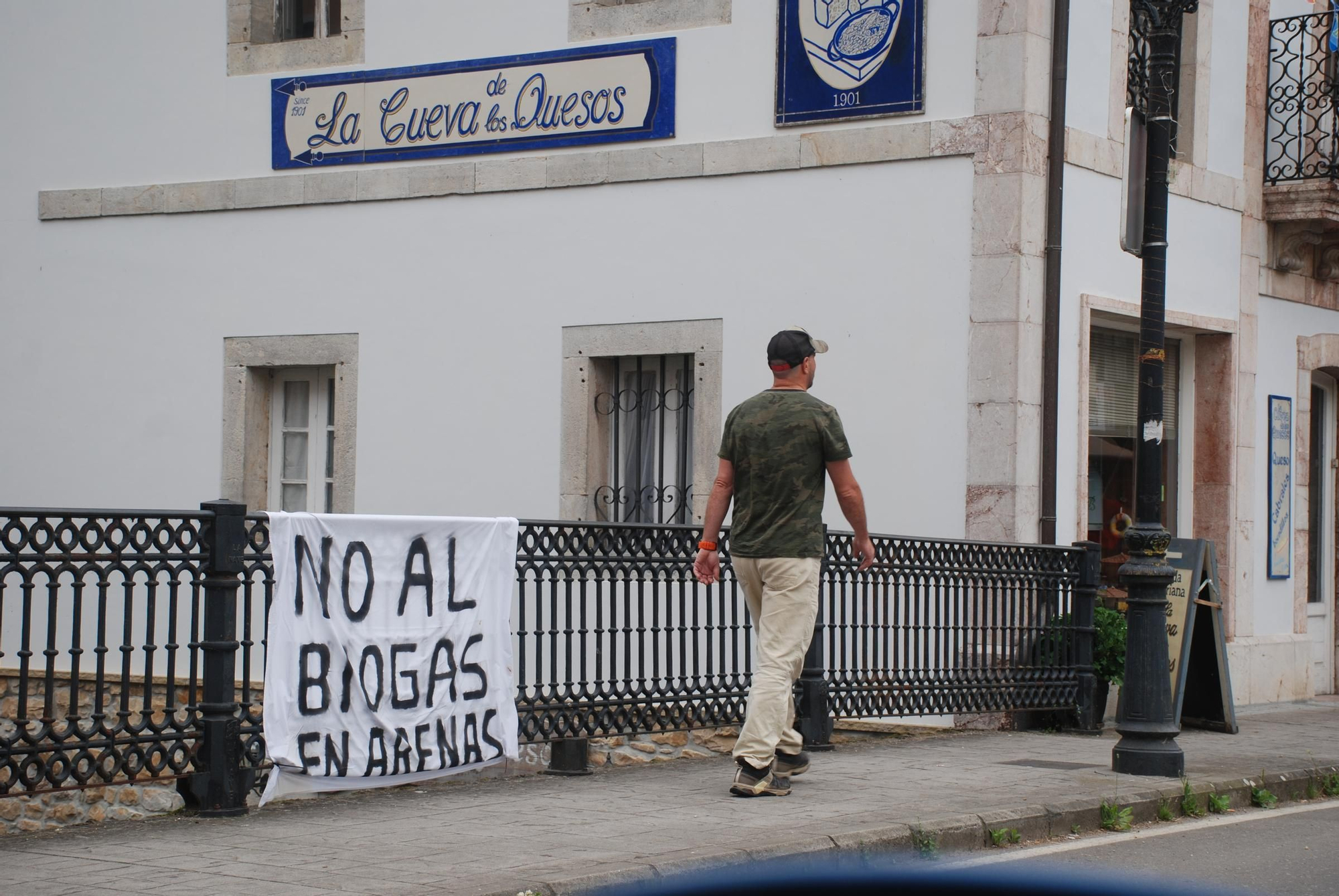 Pancartas contra la planta de biogás de Arenas de Cabrales