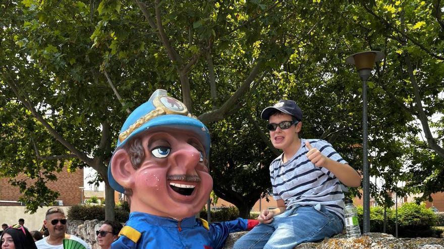 La historia de Álvaro, un niño de Zaragoza que convive con una enfermedad rara: "Ves que no alcanza los hitos y te mueres de miedo"