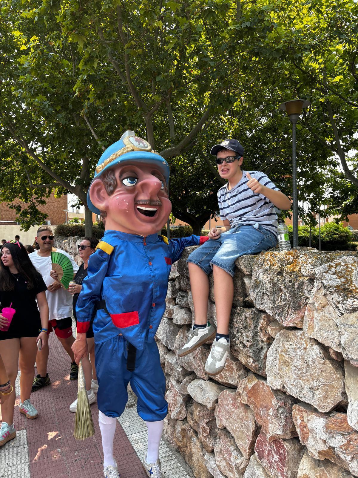 Álvaro, que padece una enfermedad rara, junto a un cabezudo.