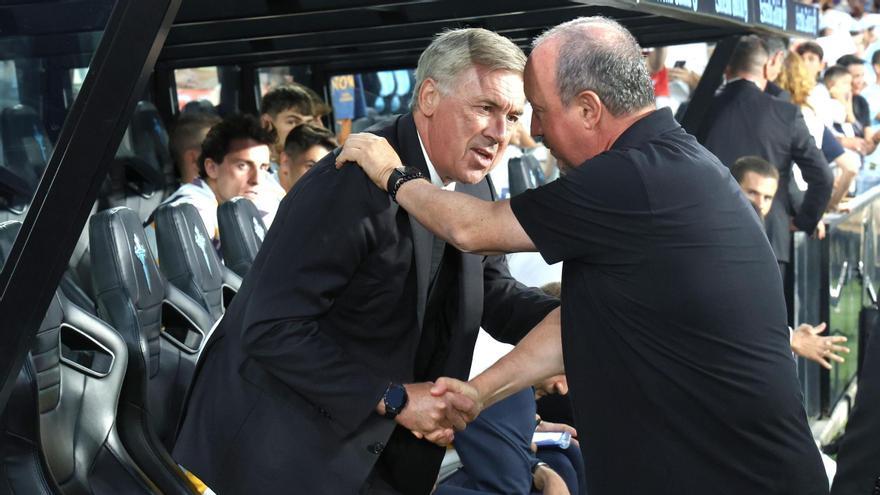 Benítez y Ancelotti se saludan antes del partido en Balaídos.