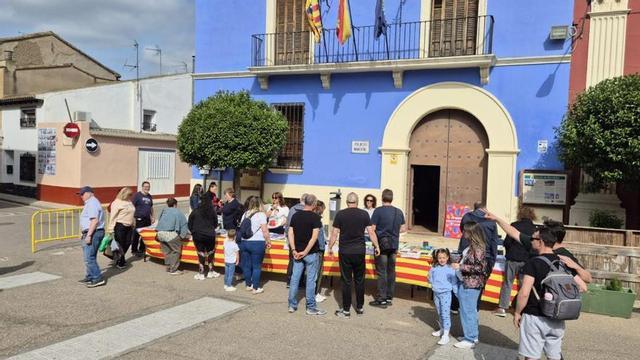 El tradicional puesto de venta de libros despertó gran interés.