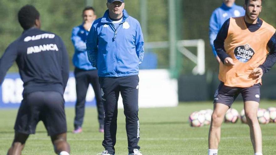 Pepe Mel, junto al fabrilista Edu Expósito, durante el entrenamiento de ayer en Abegondo.