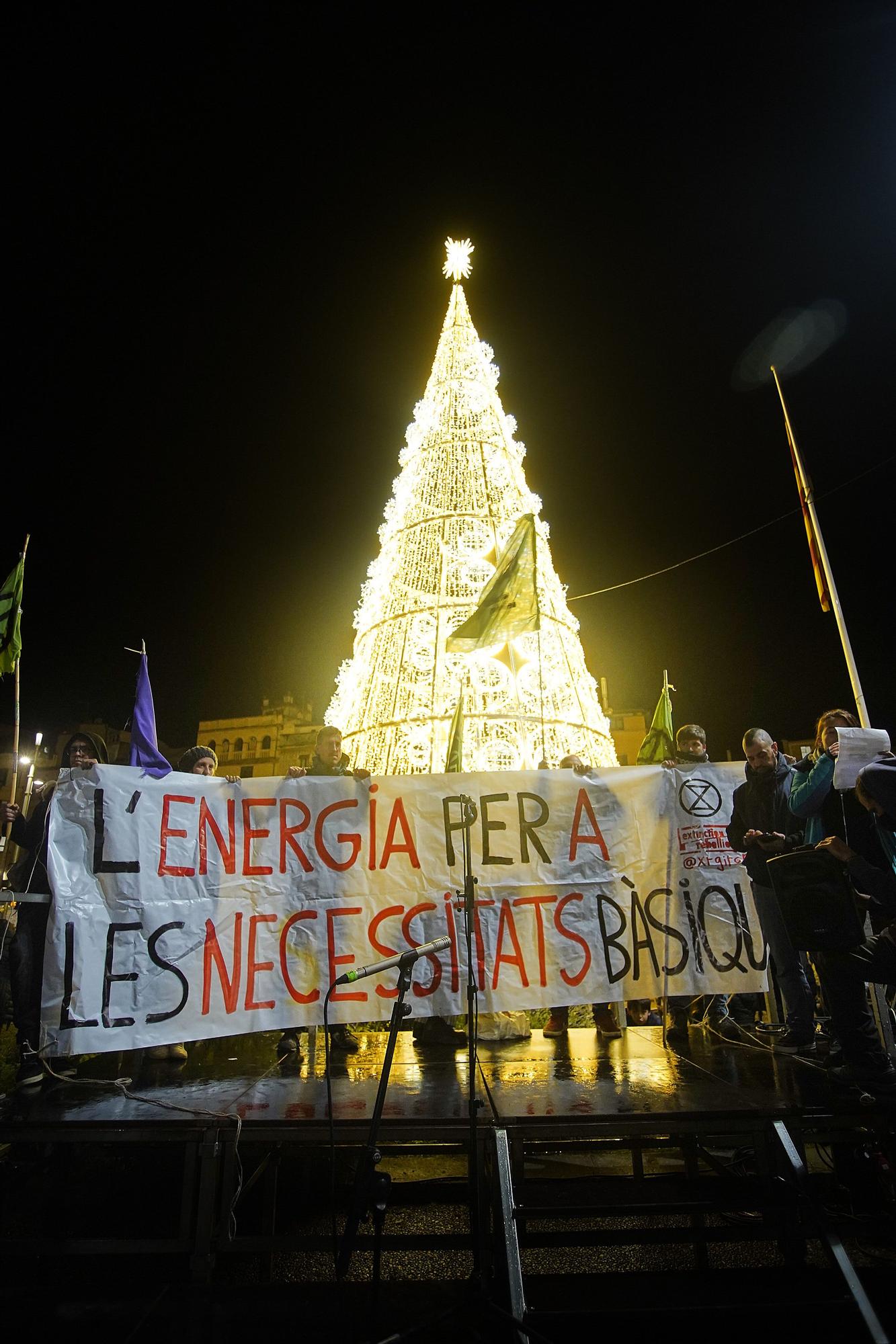 La màgia de Nadal atura la pluja i encén els llums a Girona