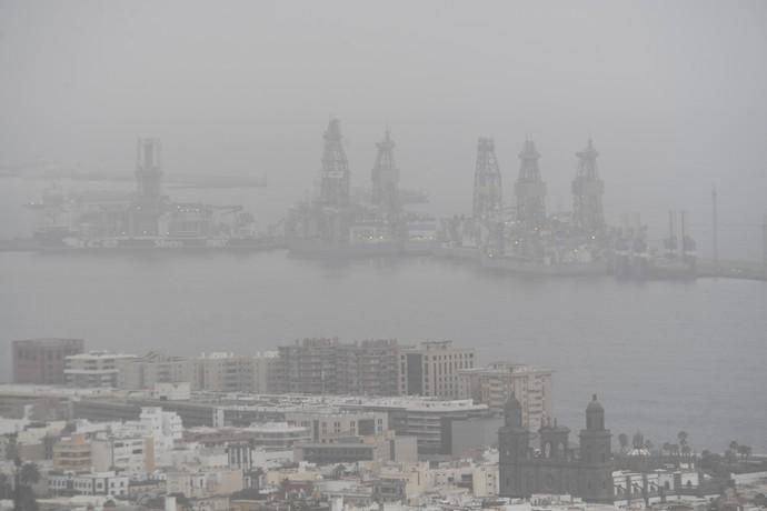 24-02-20 LAS PALMAS DE GRAN CANARIA. DIFERNETES LUGARES. LAS PALMAS DE GRAN CANARIA. METEOROLOGIA. Calima.    Fotos: Juan Castro.