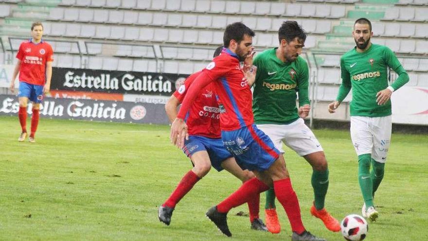 El centrocampista Germán disputa un balón en el encuentro de ayer en A Malata. // Yedra Seara