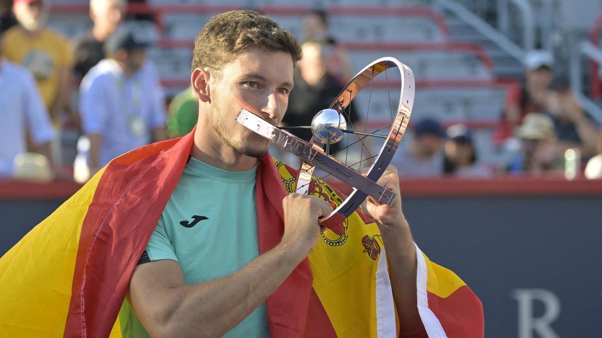 Carreño, con el trofeo y la bandera española, celebra su triunfo en Montreal