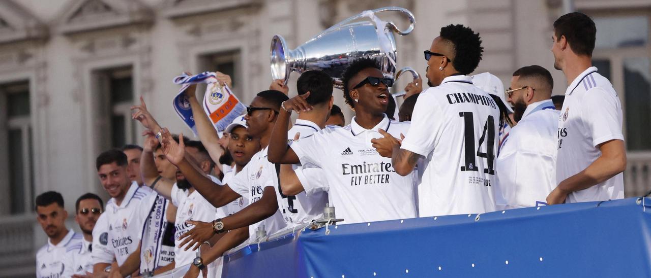 El Real Madrid pasea su decimocuarta Champions por las calles de la capital