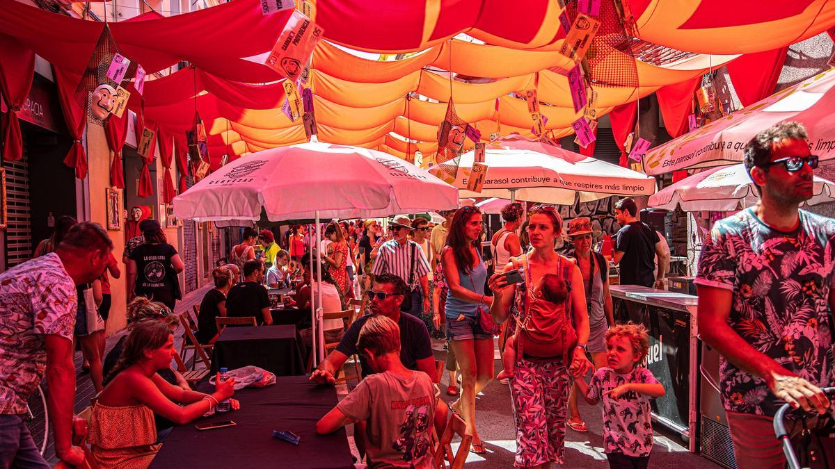 Decoración de la calle Providencia el día que empiezan las fiestas de Gràcia