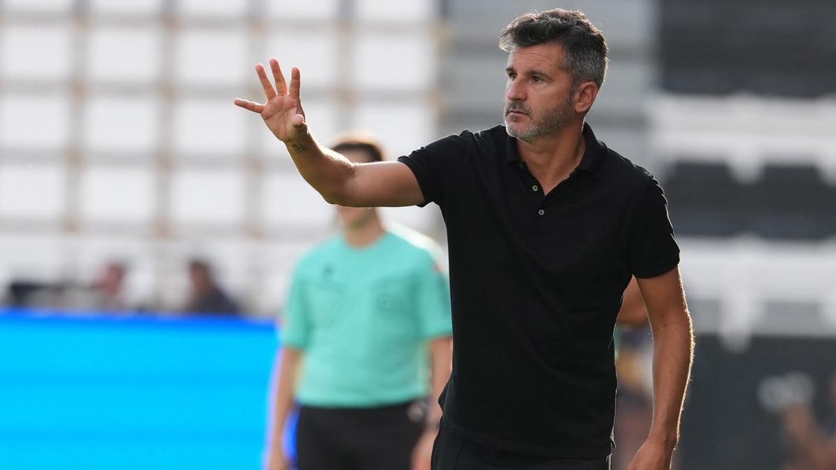 Iván Ania da indicaciones a sus jugadores durante el Burgos-Córdoba CF en El Plantío.