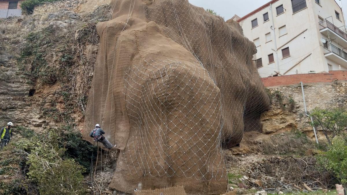 Las redes metálicas ancladas a tierra se colocan con técnicas de alpinismo.