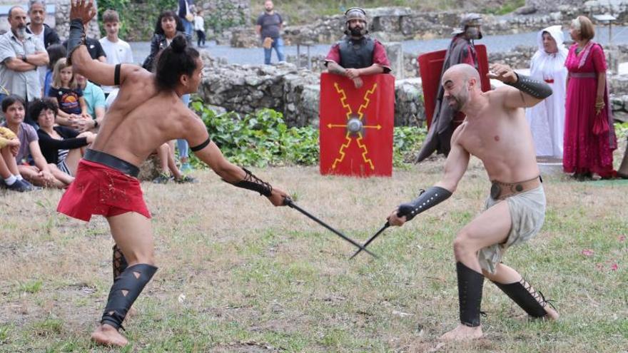 La lucha de gladiadores es una de las recraciones que se realizan.